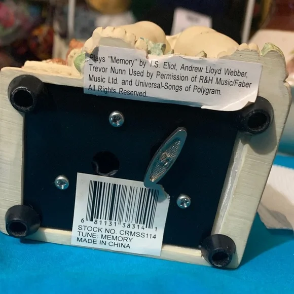 Cherub Angel Figurine & Cat/Bird music box plays tune “Memory “. - Picture 9 of 10